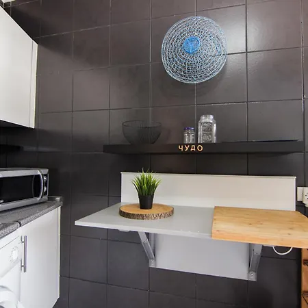 Apartment Charming 2-bedroom Flat In Downtown