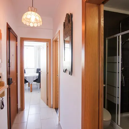 Apartment Charming 2-bedroom Flat In Downtown